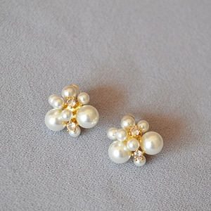 Détail de boucles d'oreilles fleur d'orchidée en perles avec accents de zircon