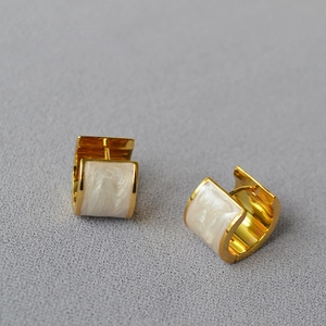 Boucles d'oreilles créoles C larges dorées en laiton avec émail blanc marbré chic