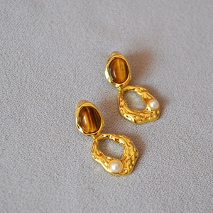 Boucles d'oreilles vintage en laiton doré avec pierre œil de tigre et perle