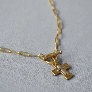 Collier chaîne trombone en laiton doré rétro avec pendentif croix bicolore et fermoir en T