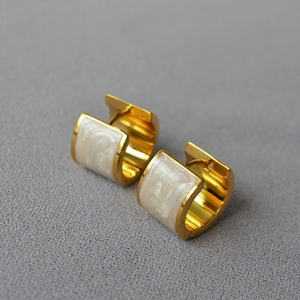 Créoles dorées minimalistes avec finition émail blanc marbré pour femme