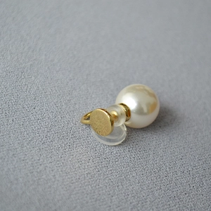 Vue macro d'un clip d'oreille perle minimaliste avec coussinet en silicone