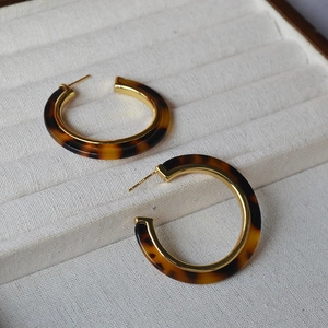 Vintage tortoiseshell leopard print C-shaped hoop earrings with gold metal finish