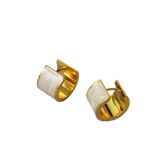 Boucles d'oreilles créoles dorées en laiton avec émail blanc marbré et fermoir en U