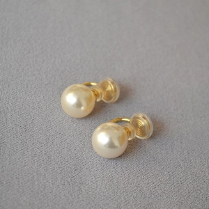 Boucles d'oreilles clips perles crème rondes avec finition dorée et coussinets silicone