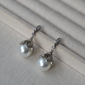 Elegant vintage silver earrings with white pearls and sparkling cubic zirconia flower design