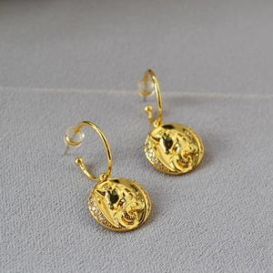 Boucles d'oreilles cheval en laiton doré style français avec pierres vertes et cristaux