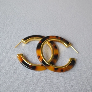 Fashionable large tortoise shell hoop earrings with inner gold metal lining in C-shape