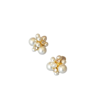 Boucles d'oreilles élégantes dorées avec perles blanches et cristaux étincelants