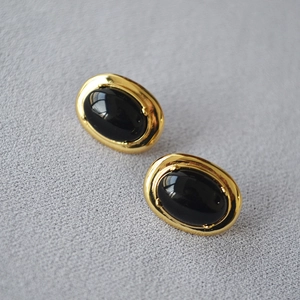 Boucles d'oreilles vintage en laiton doré avec agate noire ovale et finition polie