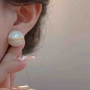 Boucles d'oreilles élégantes émail blanc motif doré avec aiguilles en argent 925 sur modèle