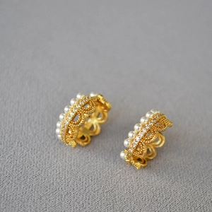 Créoles Couronne En Dentelle Creuse Style Palais Vintage Laiton Plaqué Or Avec Imitation Künstliche Perle Zircon Bijoux Élégants Pour Femmes