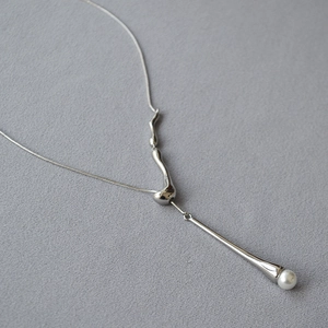 Élégant collier en métal liquide avec pendentif perle blanche pour mode pull d'automne