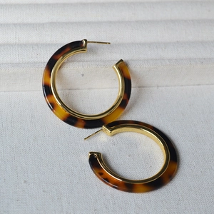 Vintage tortoiseshell resin C-shaped hoop earrings with gold metal lining for women