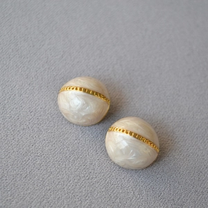 Détails de boucles d'oreilles dôme vintage avec émail blanc perle et chaîne dorée