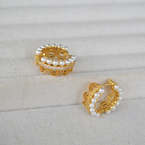 Boucles d'oreilles vintage en laiton doré avec perles blanches et dentelle française
