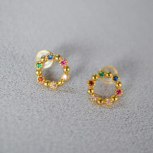 Détail de boucles d'oreilles couronne de pierres colorées avec aiguilles en argent 925