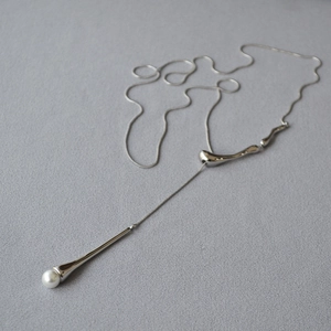 Long collier pull élégant ajustable avec goutte d'eau argentée et perle blanche ronde