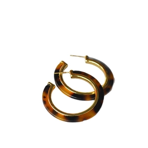 Retro C-shaped leopard print hoop earrings in tortoiseshell acrylic and gold metal