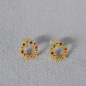 Charmantes boucles d'oreilles couronne en argent 925 avec zircons colorés et dorure