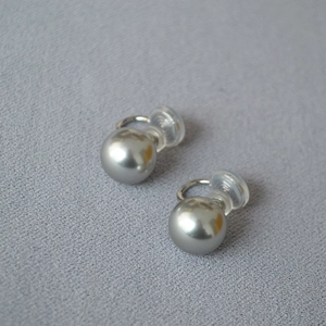 Boucles d'oreilles clips perles argentées élégantes avec support en résine transparent