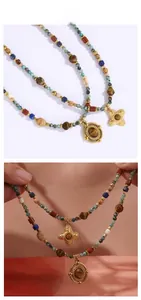 Détail du collier bohème multi-rangs avec perles de turquoise, oeil de tigre et pendentifs or
