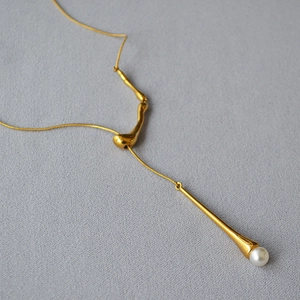 Vue détaillée du collier en Y doré ajustable avec chaîne serpent et pendentif perle ronde