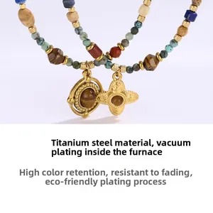 Détail macro d'un collier bohème avec œil de tigre et pendentifs en acier plaqué sous vide