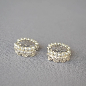 Boucles d'oreilles couronne en dentelle avec perles et cristaux de style vintage