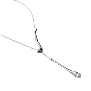 Long collier élégant avec pendentif fluide argenté et détail de perle blanche