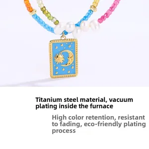 Détail du pendentif tarot avec soleil et lune sur un collier de perles colorées