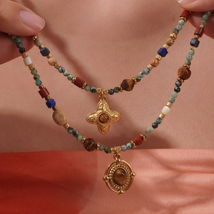 Collier multicouche bohème vintage avec pierres de turquoise et oeil de tigre doré