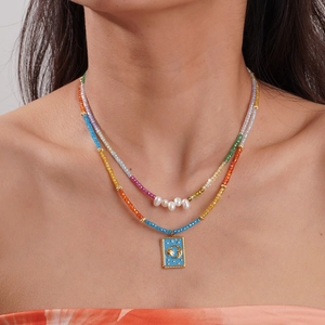 Collier bohème double couche de perles colorées avec perles d'eau douce et pendentif soleil