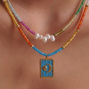 Collier bohème en perles colorées avec perles baroques et pendentif émail soleil lune