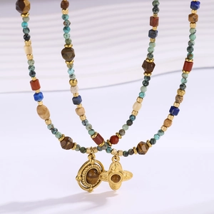 Vue macro du collier de perles multicouche avec pendentifs oeil de tigre et étoile d'or