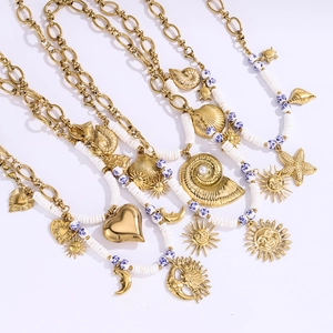 Boho-Halskette mit goldenem Sonnenanhänger, Muschel und blauen Keramikperlen