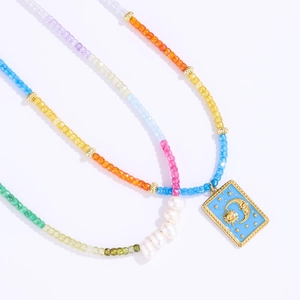 Collier de perles colorées avec perles baroques et pendentif tarot soleil lune