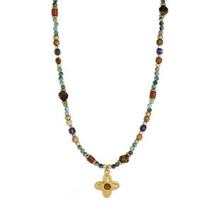 Gros plan détaillé d'un collier bohème multicouche avec des perles d'oeil de tigre et turquoise