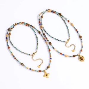 Collier bohème multicouche avec perles naturelles turquoise œil de tigre et pendentifs