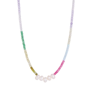 Vue détaillée du collier de perles colorées avec perles baroques blanches de style bohème