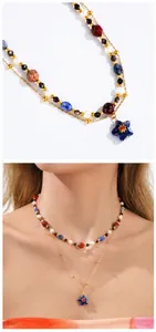 Détail de collier superposé avec pendentif étoile bleue, perles et pierres naturelles colorées