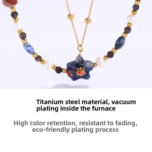 Détail du collier étoile avec pierres naturelles bleues et perles dorées en acier inox