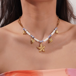 Detail der Perlenkette mit goldenen Seesternen, Schildkröten und blauen Keramikperlen