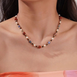 Collier bohème avec perles, pierres rouges et pierres à taches bleues