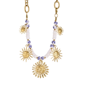 Detail der Vintage Sonnenanhänger mit blau-weißen Porzellanperlen an goldener Kette