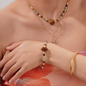 Parure bohème avec collier croix en pierre oeil de tigre et bracelet perlé pour femme