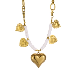 Boho Goldkette mit weißen Perlen und mehreren strukturierten Herzanhängern