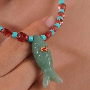 Collier bohème avec pierres rouges et pendentif poisson vert pour les vacances d'été