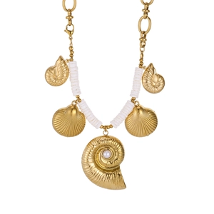 Detailaufnahme der goldenen Meereshalskette mit Muschel-Anhängern und weißen Perlen