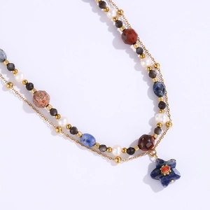 Collier à plusieurs rangs avec pendentif étoile bleue, perles et pierres rouges sur chaîne